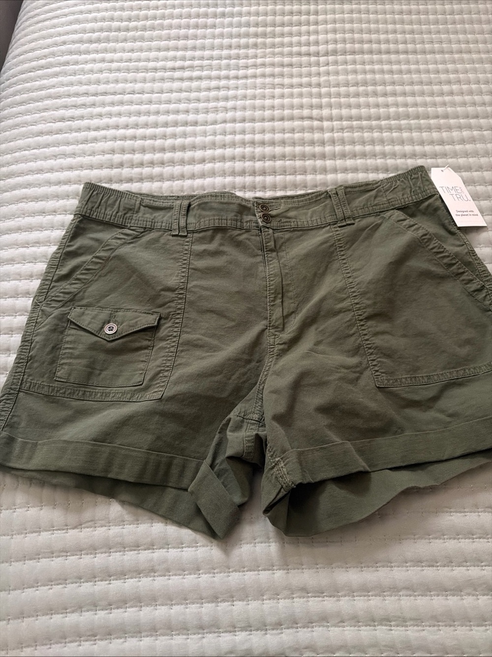 Time and Tru Women's 18 High Rise Denim Shorts Light Wash Utility Pockets GREEN